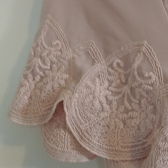 Mesh embroidered scalloped top - Picture 3 of 8